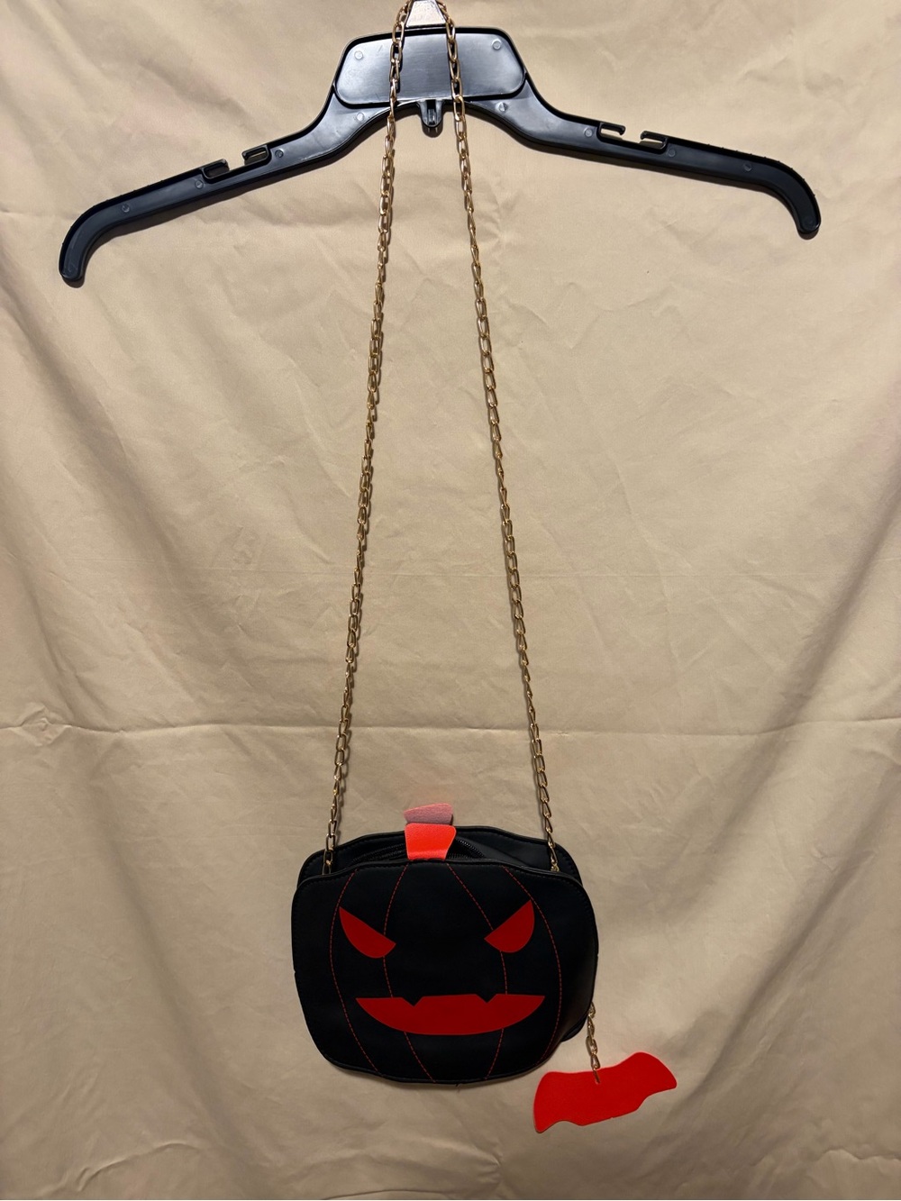 Source Unknown Black Crossbody Bag with Red Pumpkin Face and Gold Chain Strap